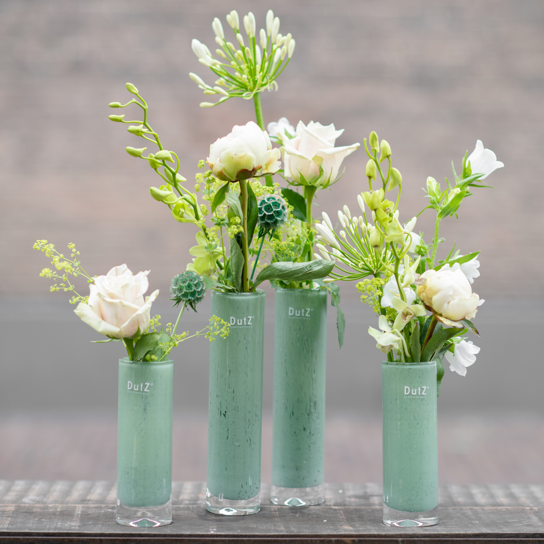 Glas-Blumenvase Cylinder in Pistache mit Blumen, Höhe 18cm und 25cm von DutZ