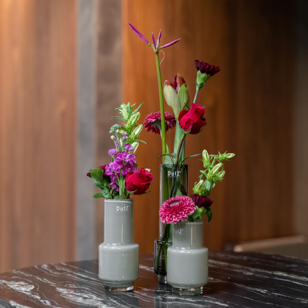 Glas-Blumenvase Rona in Taupe mit roten Blumen in der Höhe 14cm und 18cm von DutZ