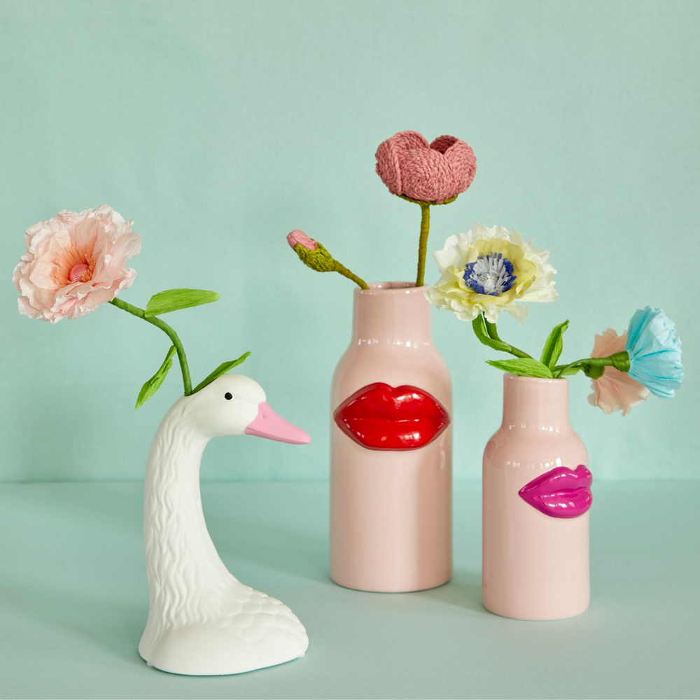 Große Keramik-Vase 'Lippen' in Rosa und Rot mit Blumen und Schwanvase von Rice