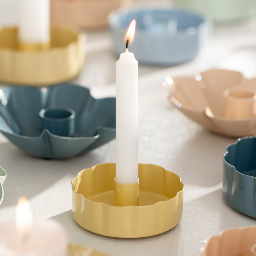 I.B. Laursen Kerzenhalter für dünne Kerzen mit gewelltem Rand und einer weißen Kerze in der Farbe wheat