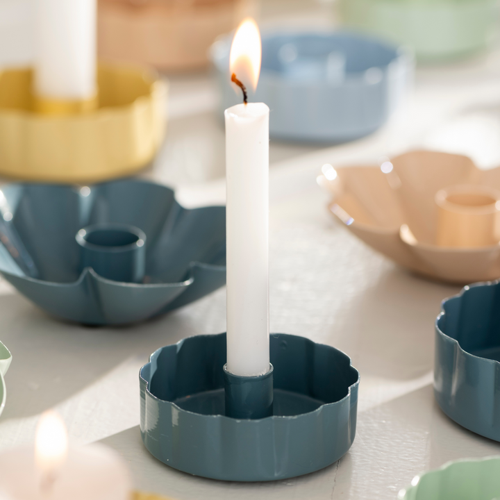I.B. Laursen Kerzenhalter für dünne Kerzen mit gewelltem Rand mit einer weißen Kerze in Cornflower-Blau