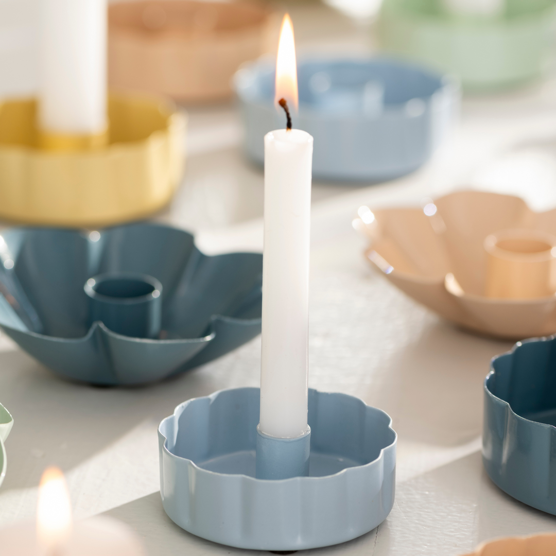 I.B. Laursen Kerzenhalter für dünne Kerzen mit gewelltem Rand und einer weißen Kerze in hellblau