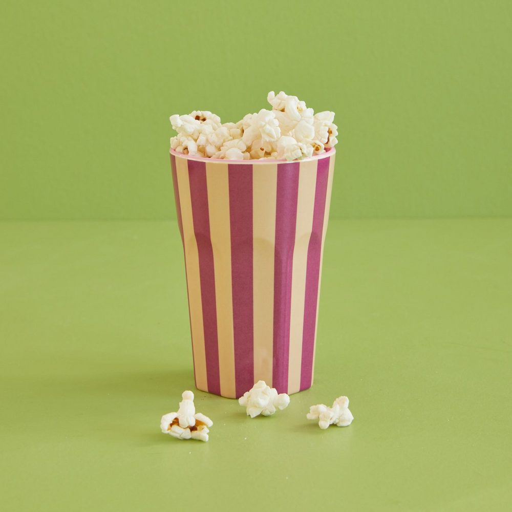 Hoher Melamin-Becher mit Streifen-Print in  der Farbe Pflaume mit Popcorn von Rice