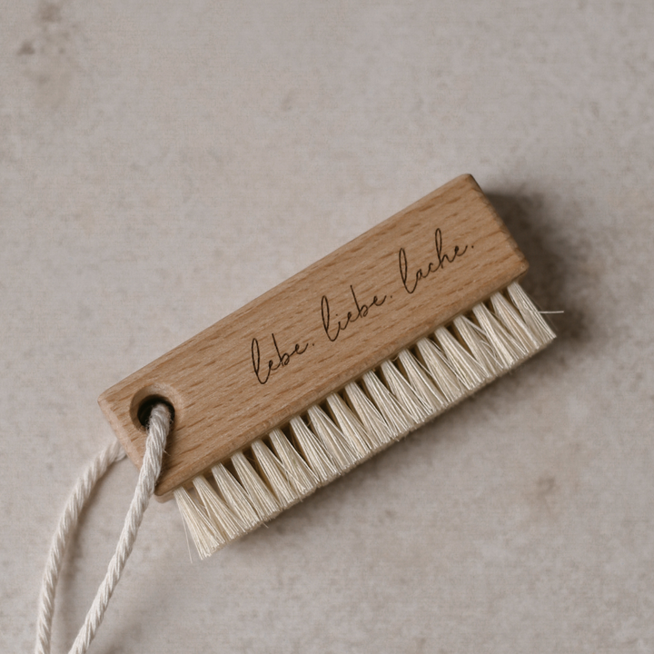 Nagelbürste aus Holz mit dem Aufdruck 'Lebe Liebe Lache' von Eulenschnitt