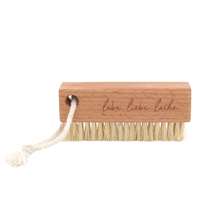 Nagelbürste aus Holz mit dem Aufdruck 'Lebe Liebe Lache' von Eulenschnitt