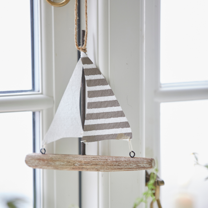 Schiff aus Holz mit Segel im Nautico-Stil von I.B. Laursen