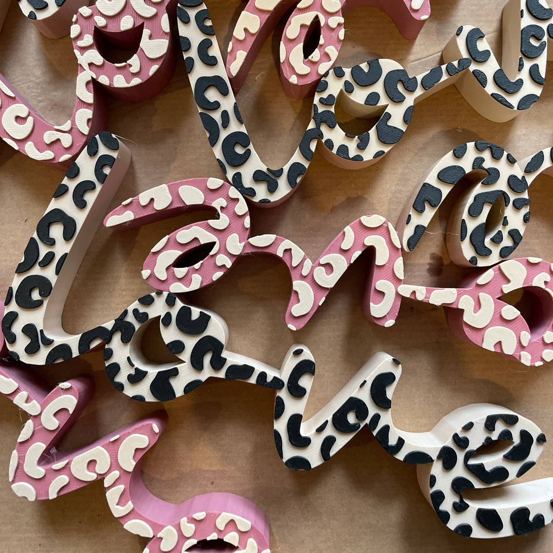 3D-Schriftzug Love mit altrosa-beigen Leopardenmuster als moderner Deko-Aufsteller