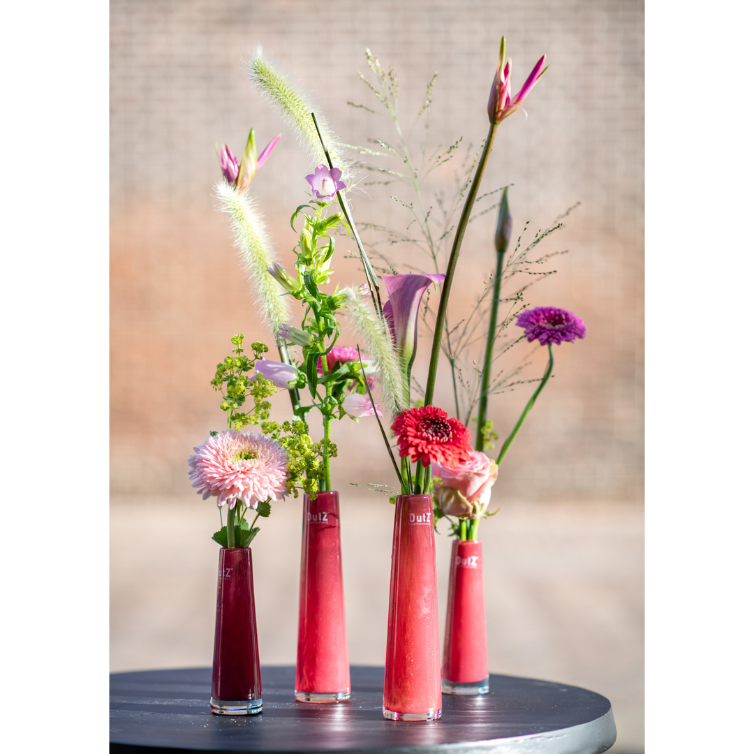 Himbeerfarbene Glas-Blumenvase Solifleur mit Blumen von DutZ