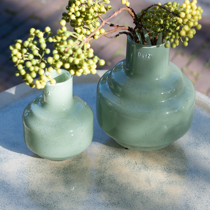Zwei Glas-Blumenvasen Urtii in Pistache mit Dekoration in groß und klein von DutZ