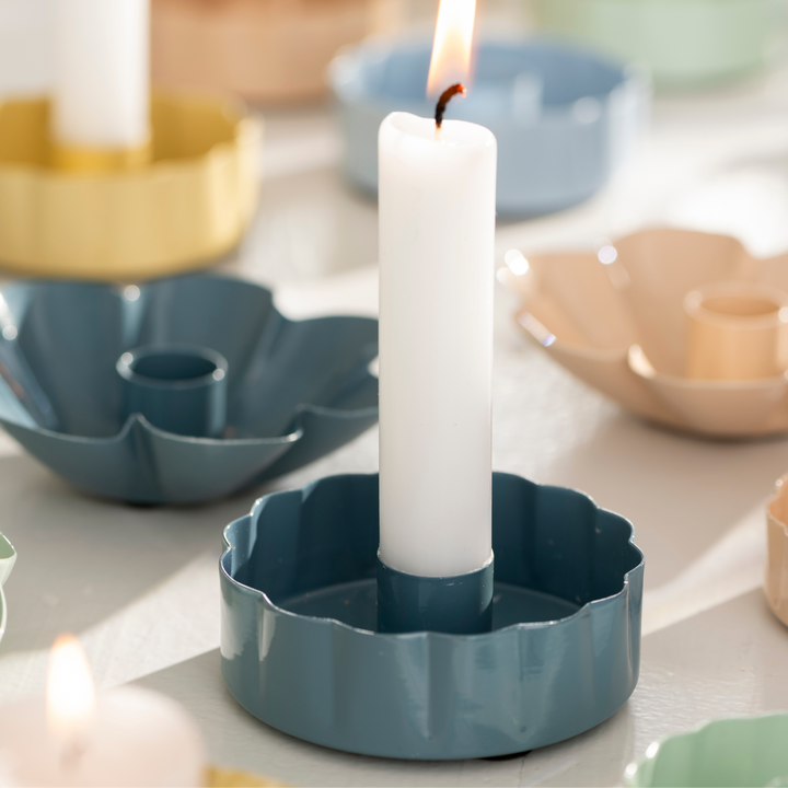 I.B. Laursen Kerzenhalter für Stabkerzen mit gewelltem Rand mit einer weißen Kerze in Cornflower-Blau