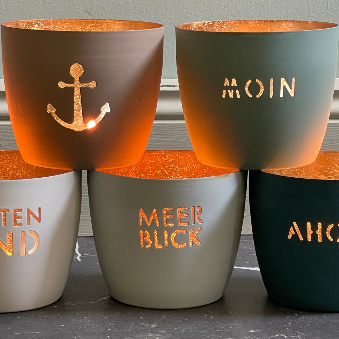 Gift Company Madras Windlicht Größe M mit Motiv 'Meerblick, Moin, Anker und Ahoi' in Pastellblau und Gold