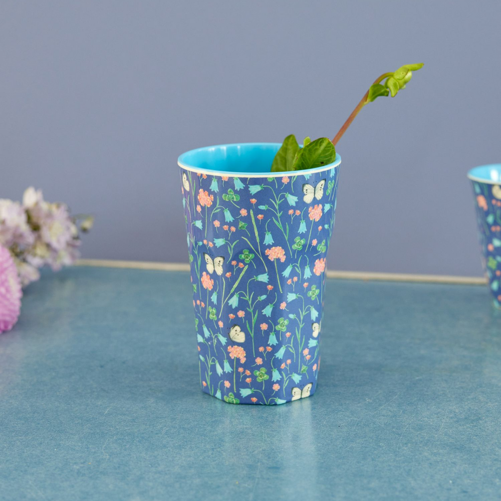 Hoher Melamin-Becher mit Schmetterlingsfeld-Print in lila und blau von Rice