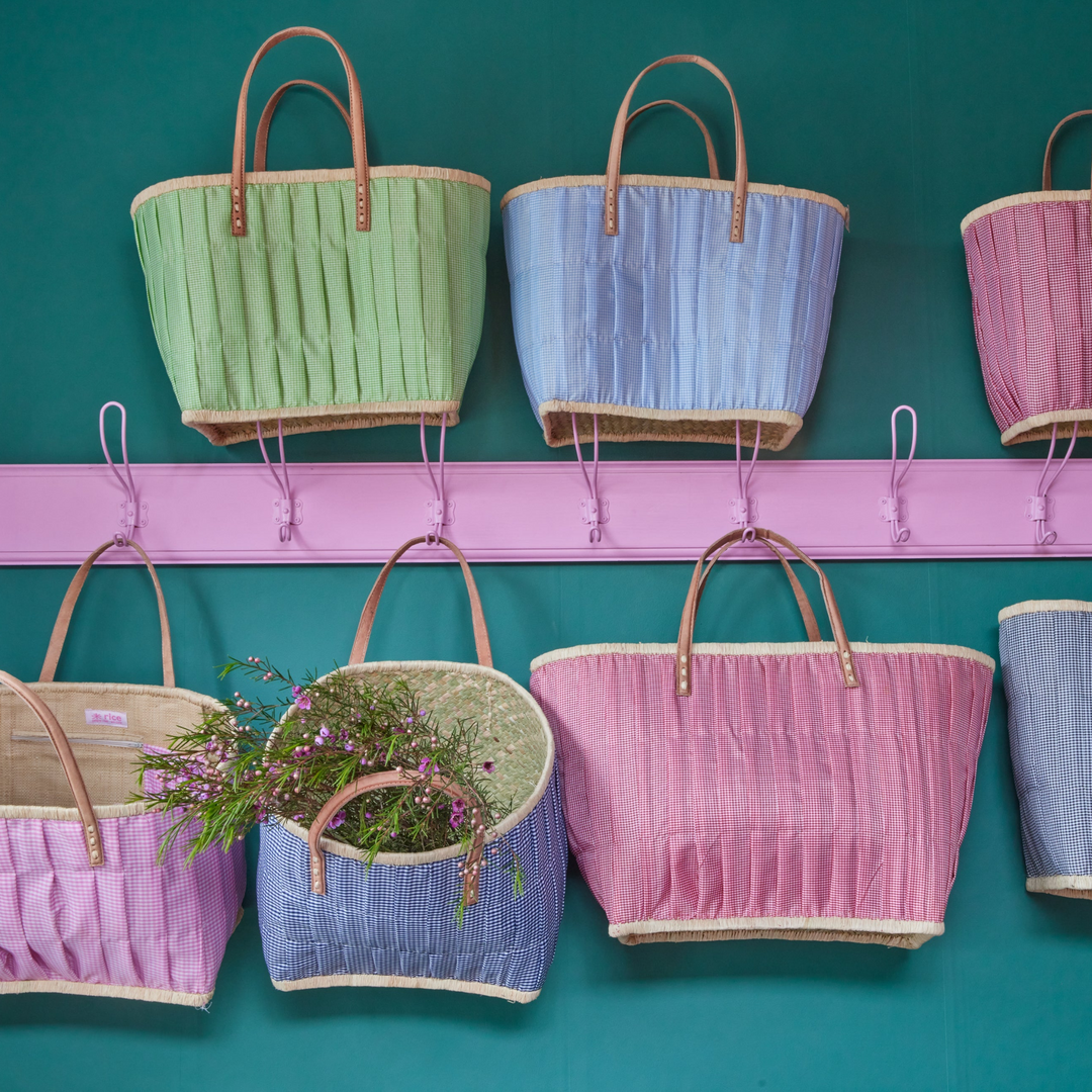 Rice GroBe Raffia Tasche in Marineblau vonBLOMST