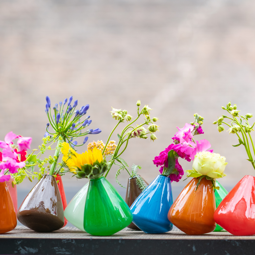 Glas-Tumblingvasen in den Farben grün, blau, orange und rot von DutZ